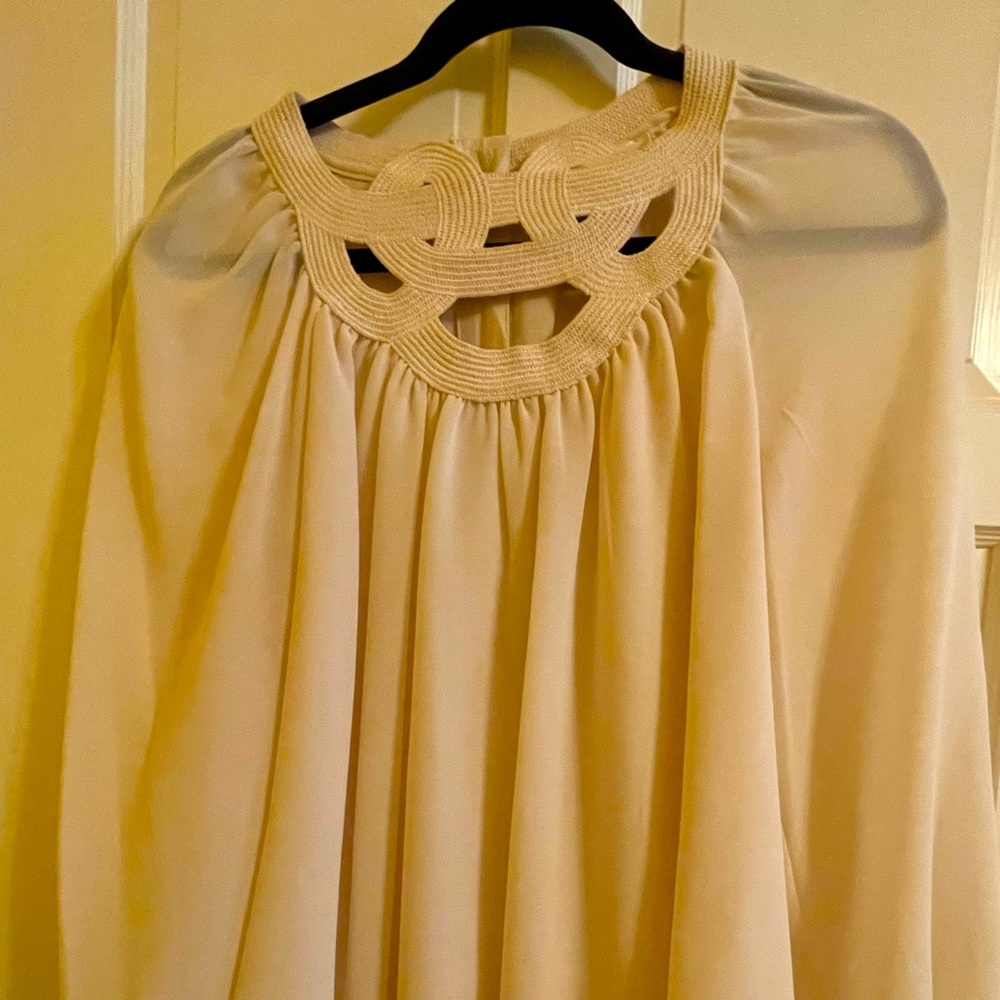 studio M tops is in good condition no stains or rips .long sleeves .